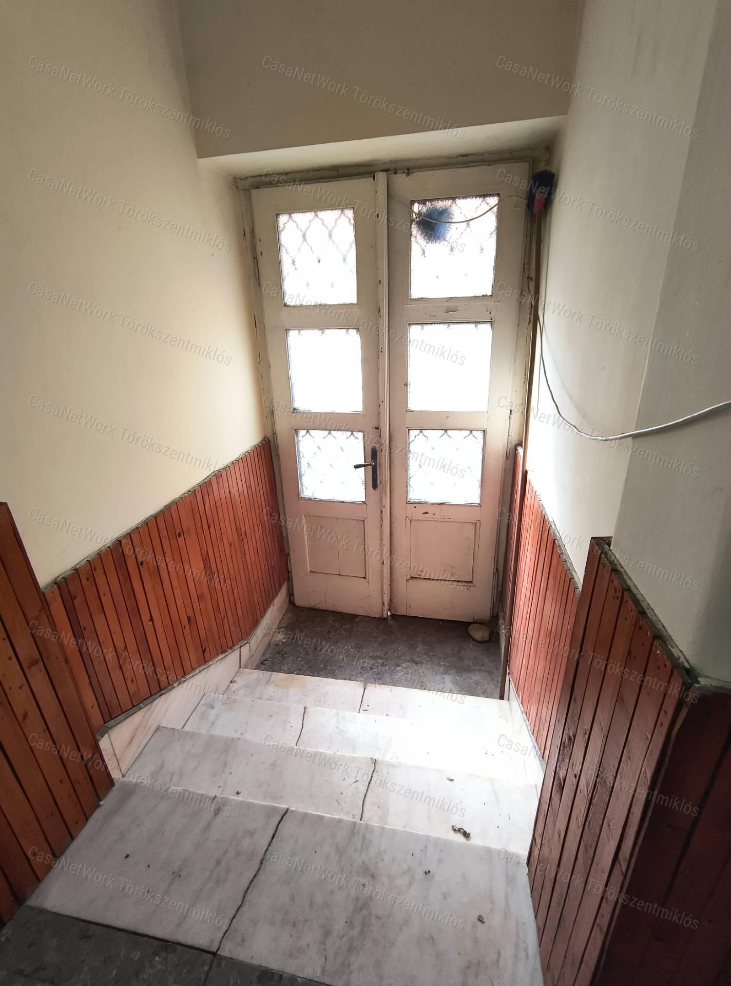 Eladó kétgenerációs családi ház Törökszentmiklós központjában!