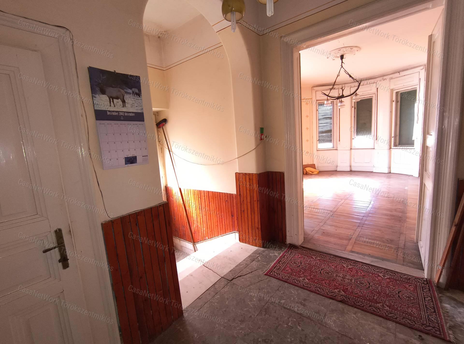 Eladó kétgenerációs családi ház Törökszentmiklós központjában!