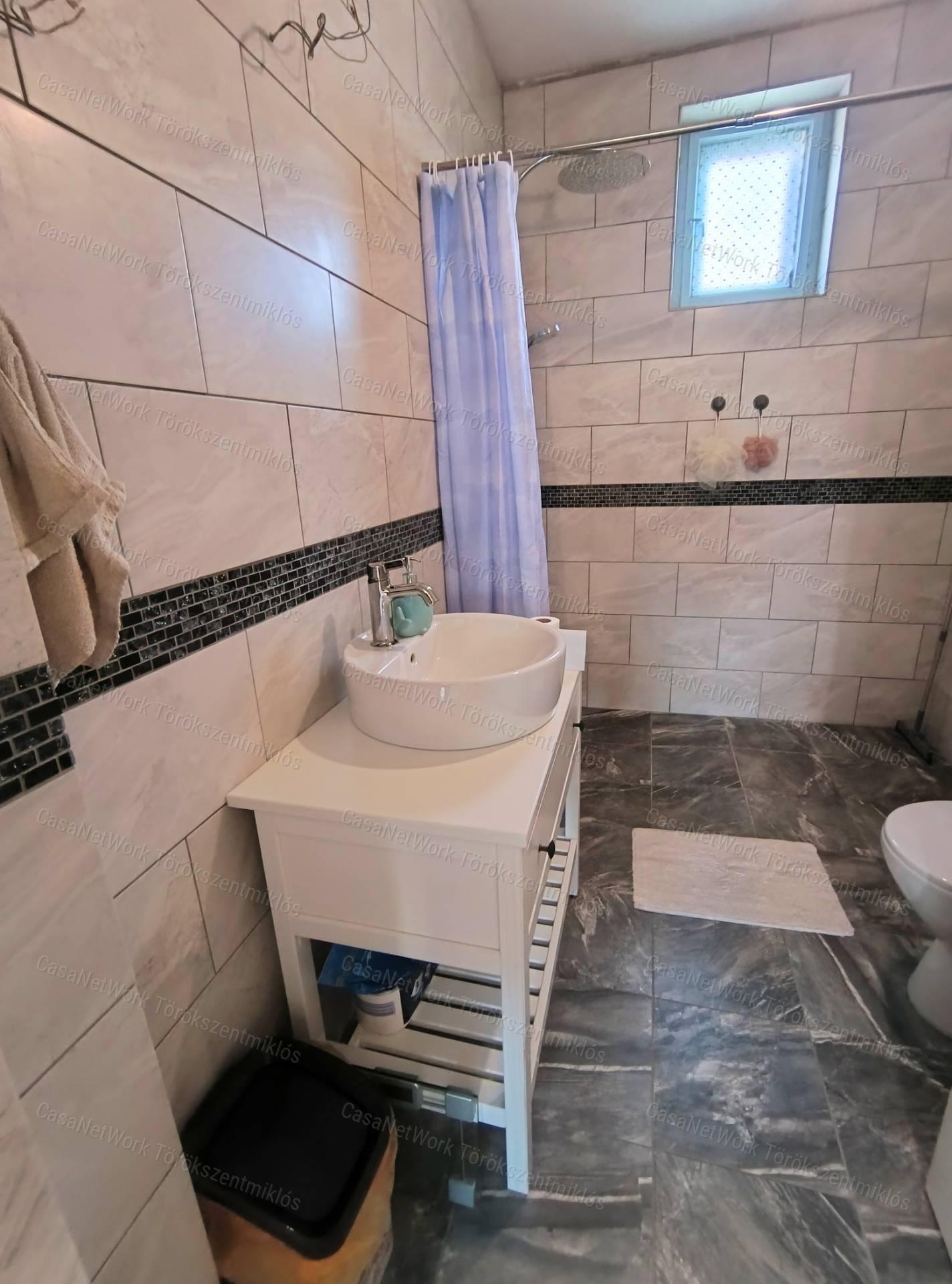 Eladó családi ház Fegyverneken!
