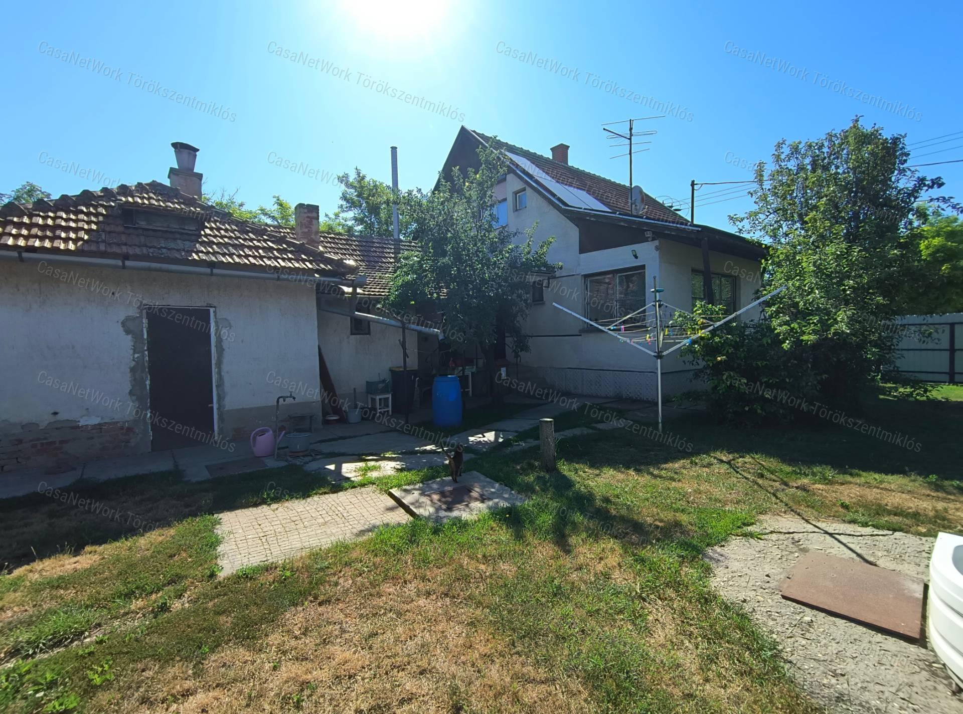 Eladó tetőteres családi ház Törökszentmiklóson!