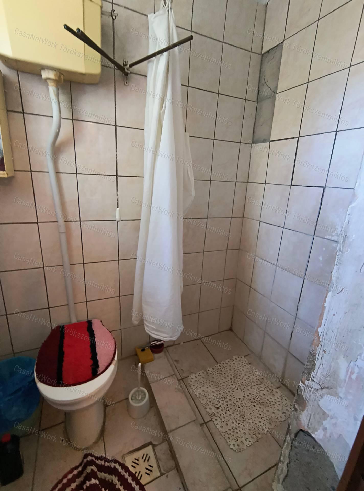 Eladó családi ház Fegyverneken!
