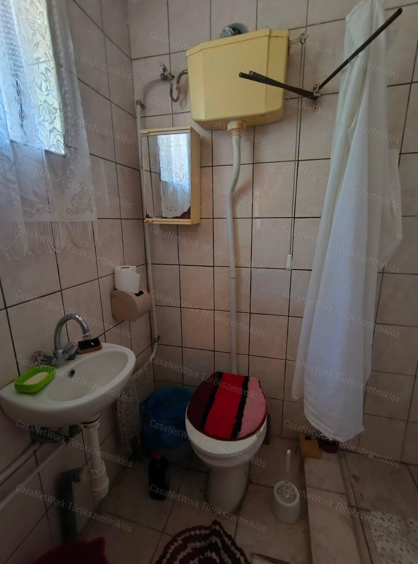 Eladó családi ház Fegyverneken!