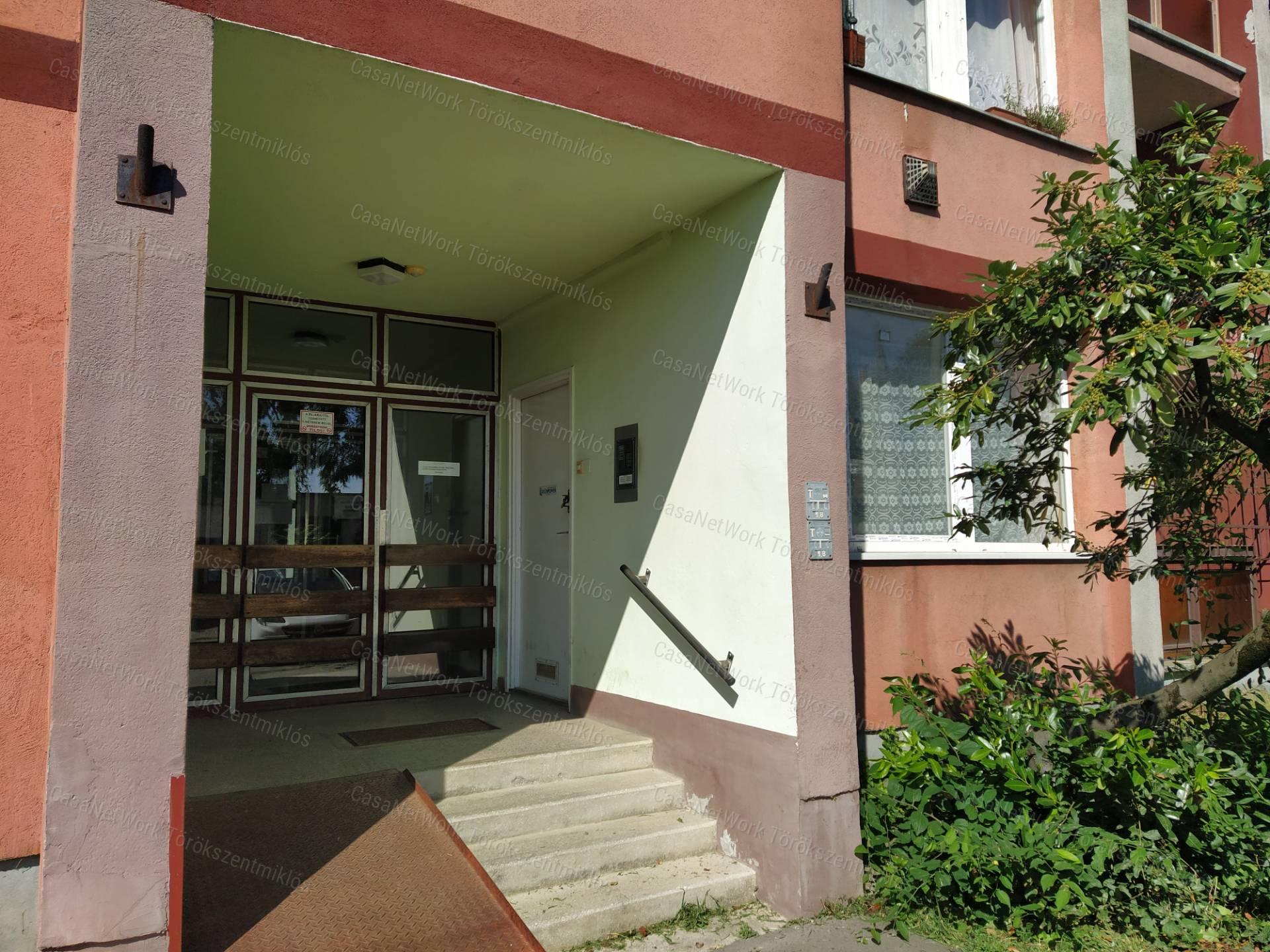 Eladó földszinti lakás Törökszentmiklós központjában!