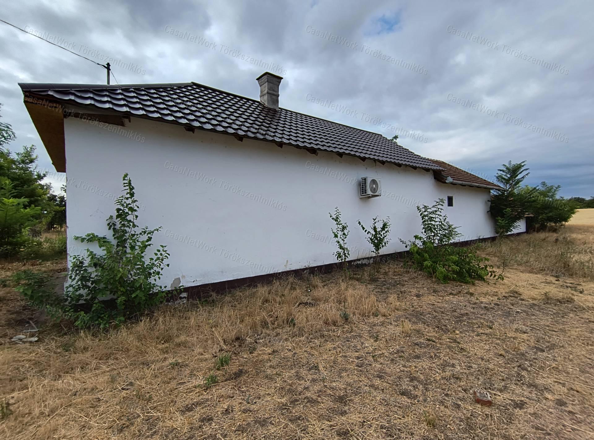 Eladó családi ház Fegyverneken!