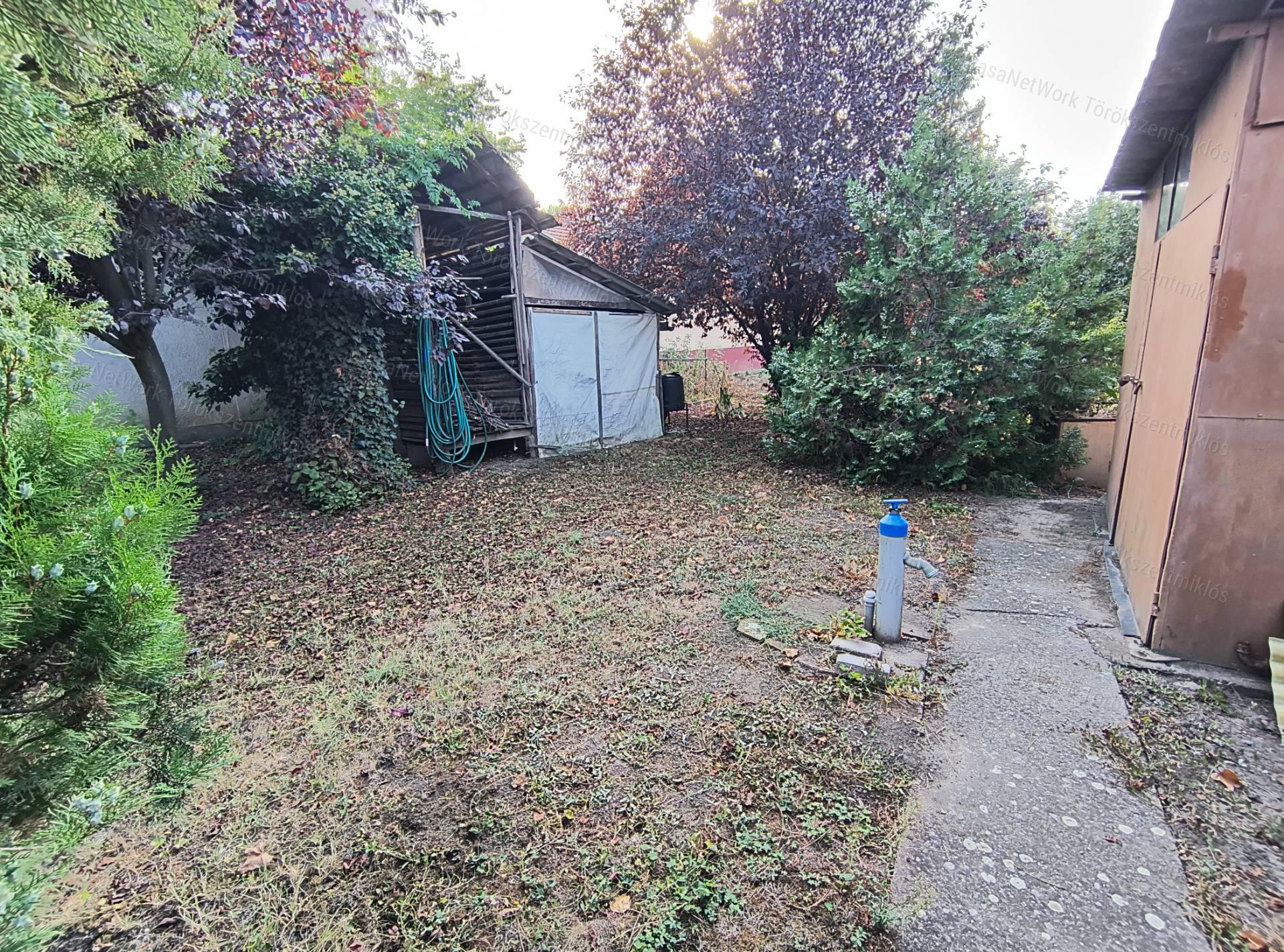 Eladó családi ház Fegyvernek központjában!