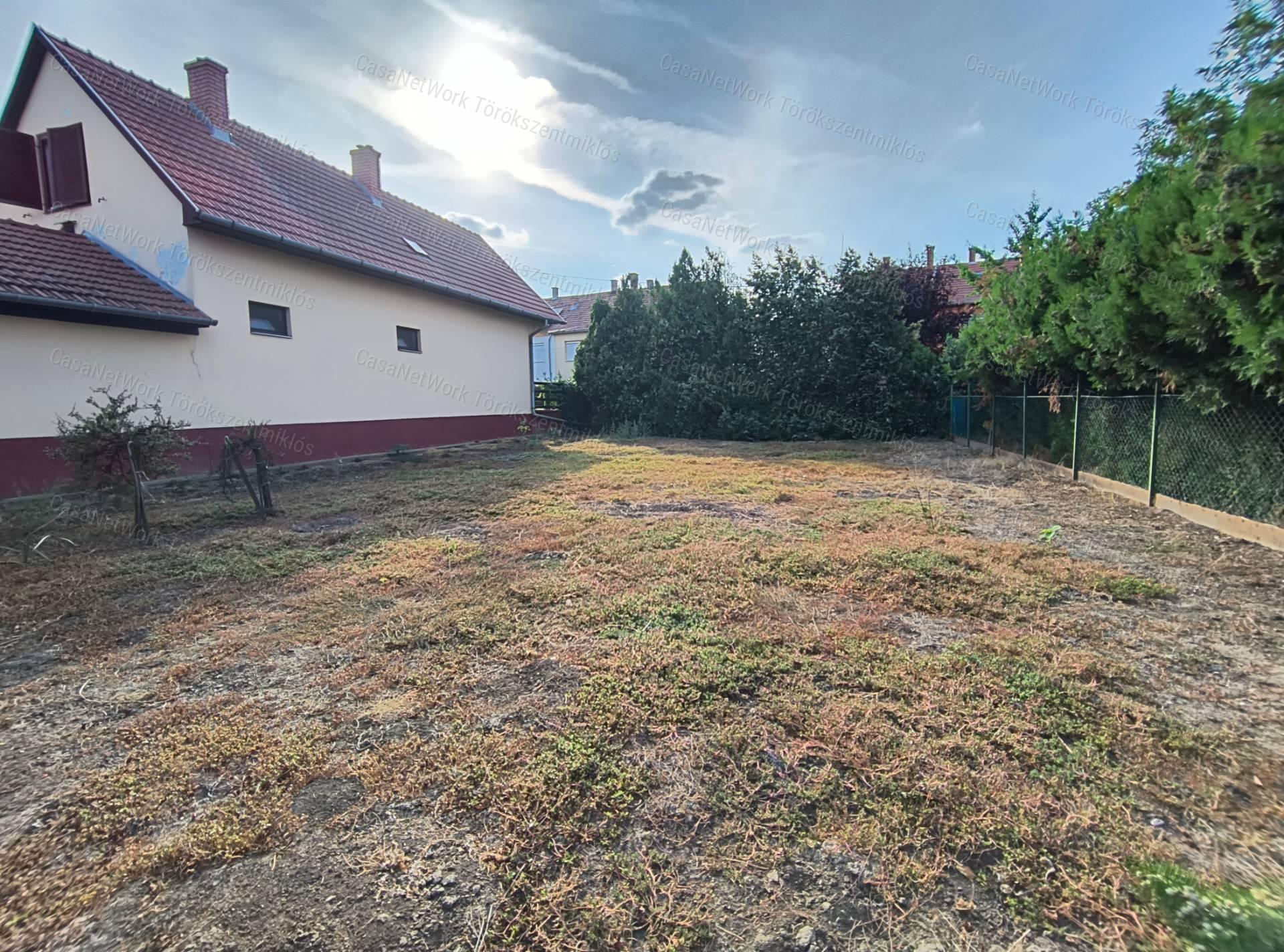 Eladó családi ház Fegyvernek központjában!