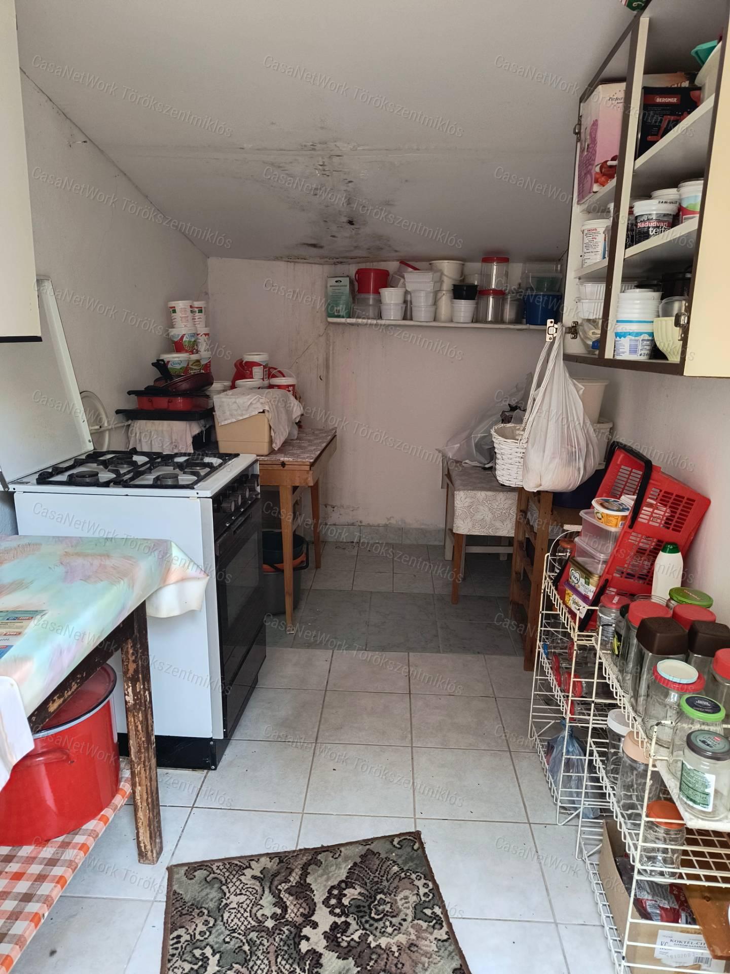 Eladó családi ház Fegyvernek központjában!