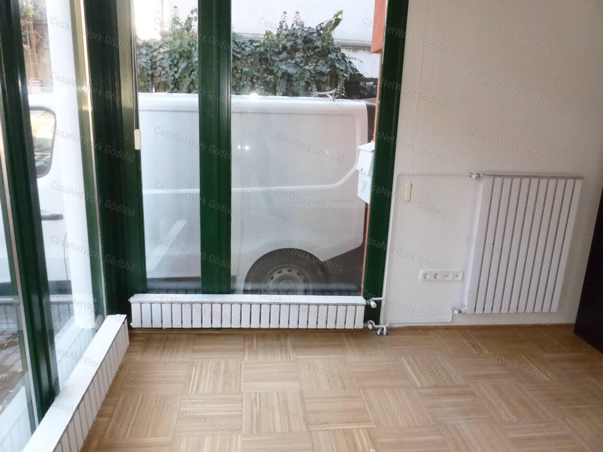 Belvárosban, utcafrontos,  igényes üzlethelyiség