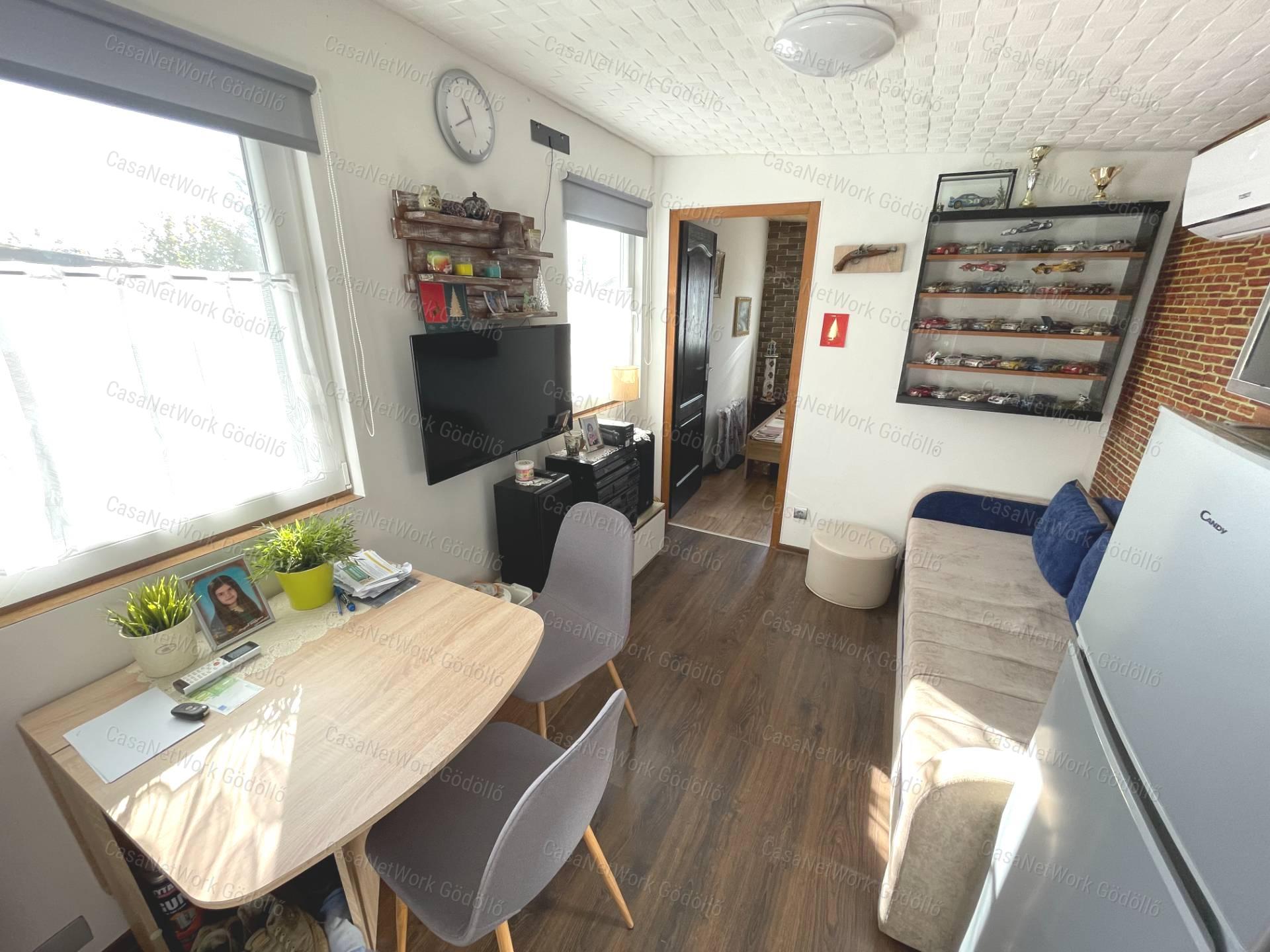 Panorámás telek mobil házzal