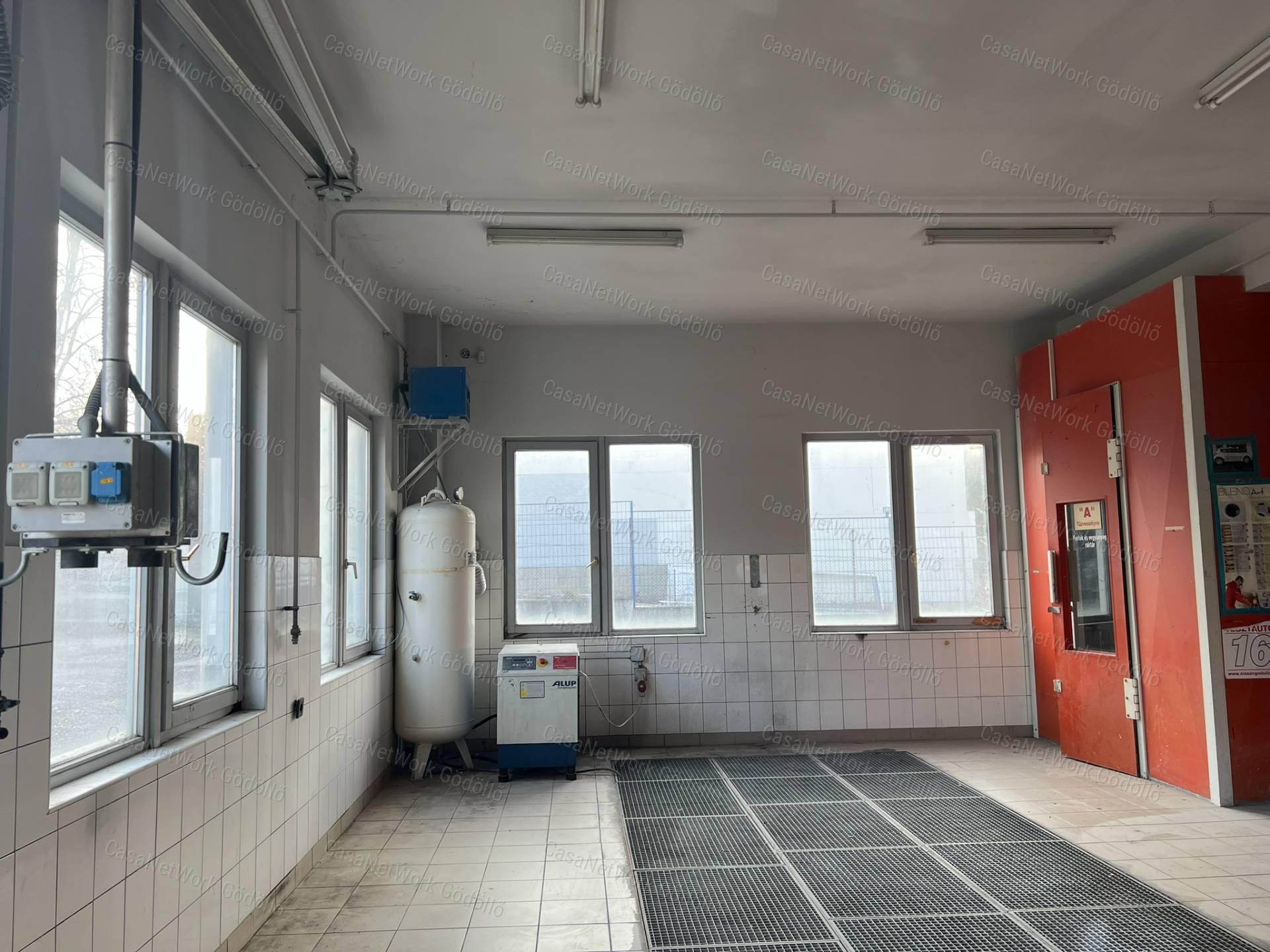 Kereskedelmi ingatlan fő út mellett