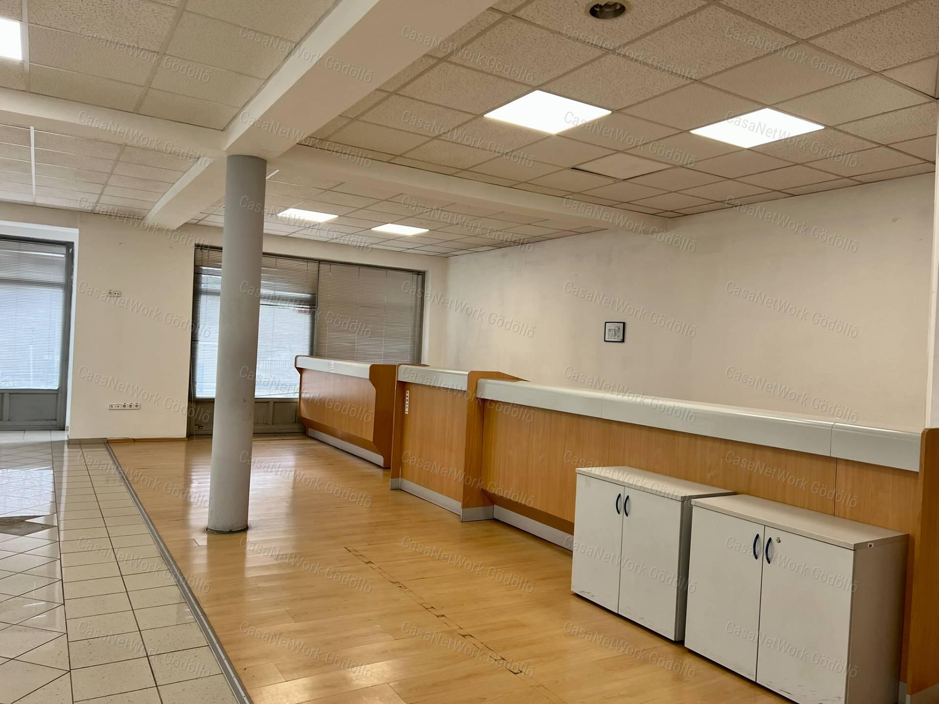 Kereskedelmi ingatlan fő út mellett