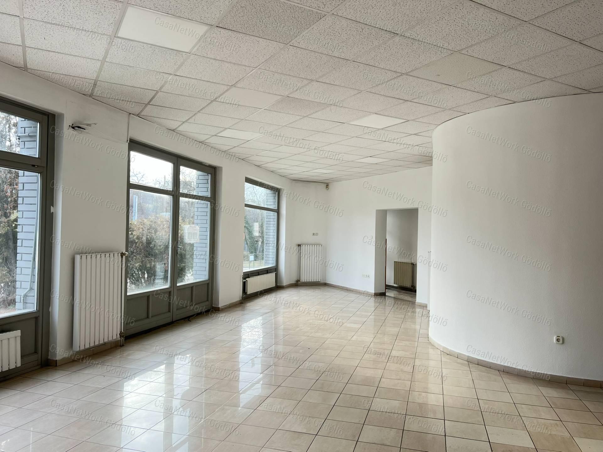 Kereskedelmi ingatlan fő út mellett