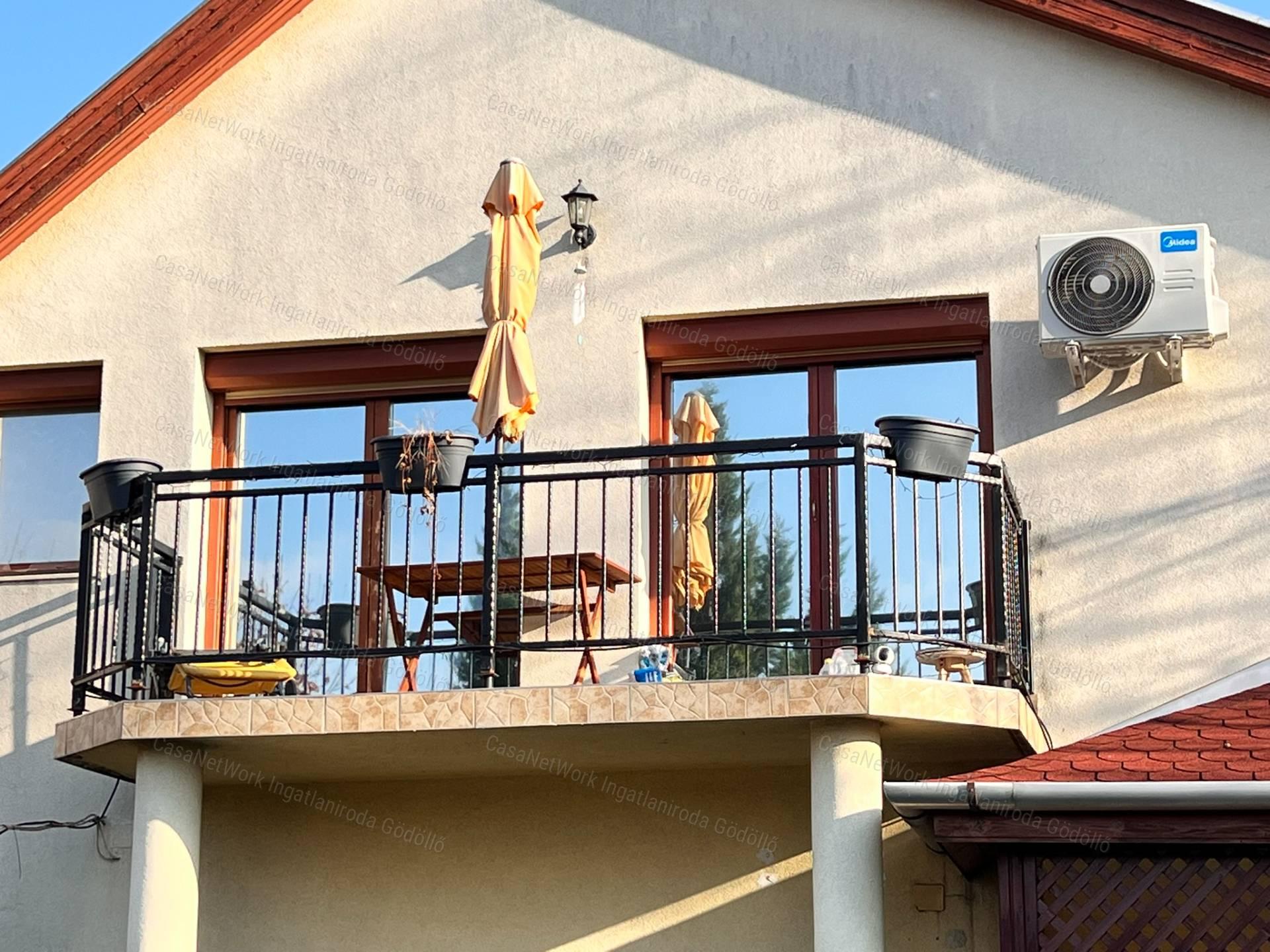 Jó elsoztású, tágas otthon Fót szívében