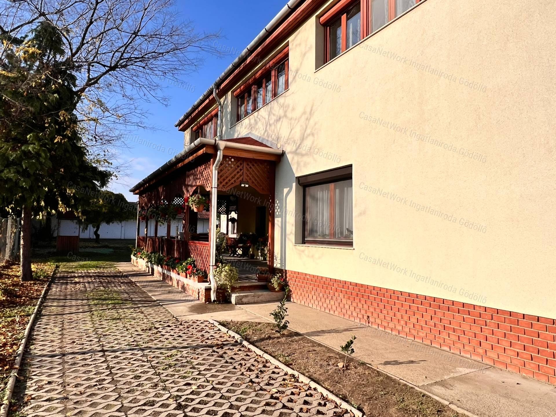 Jó elsoztású, tágas otthon Fót szívében