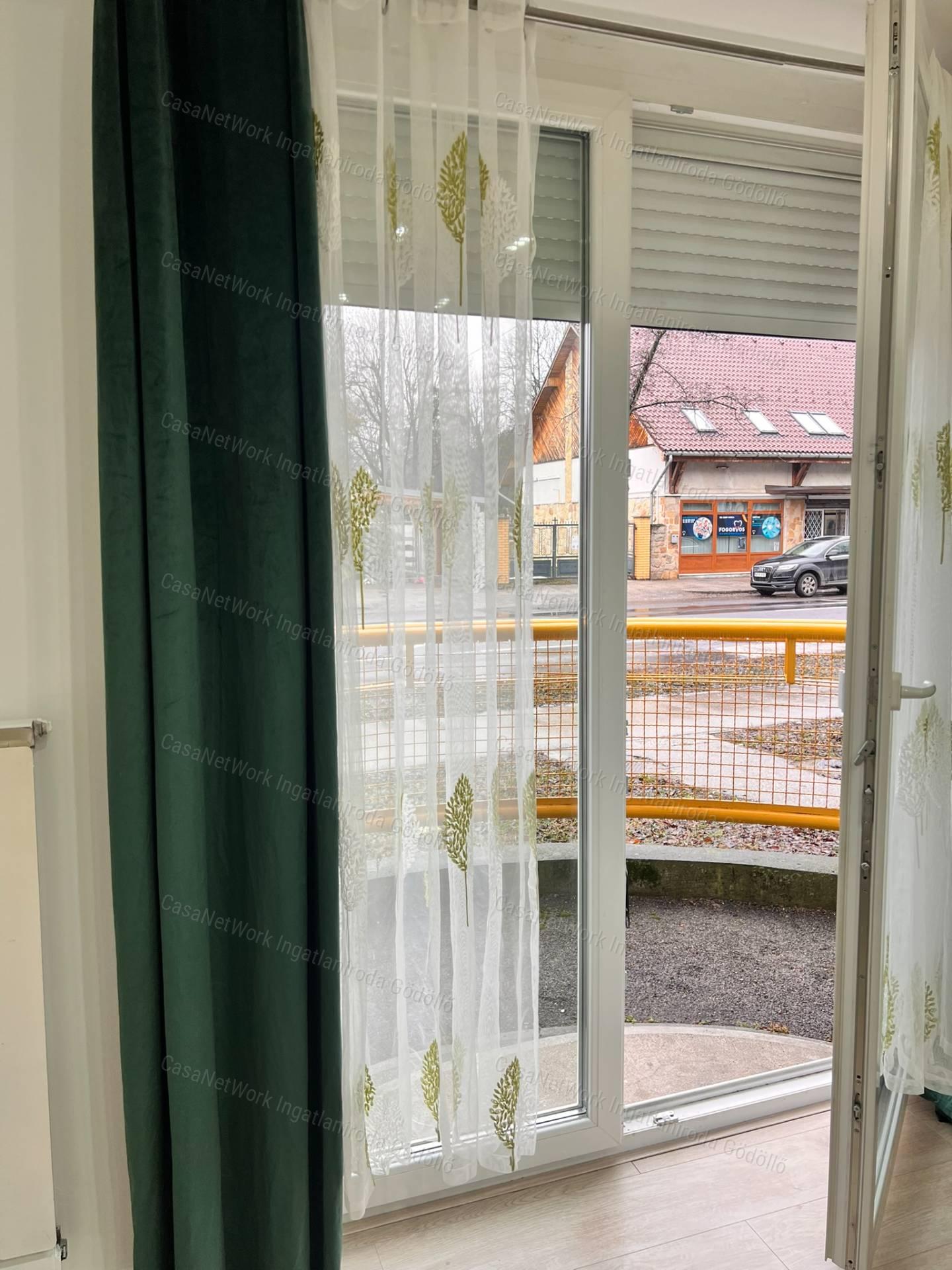 Belvárosi lakás, felszíni parkolóval
