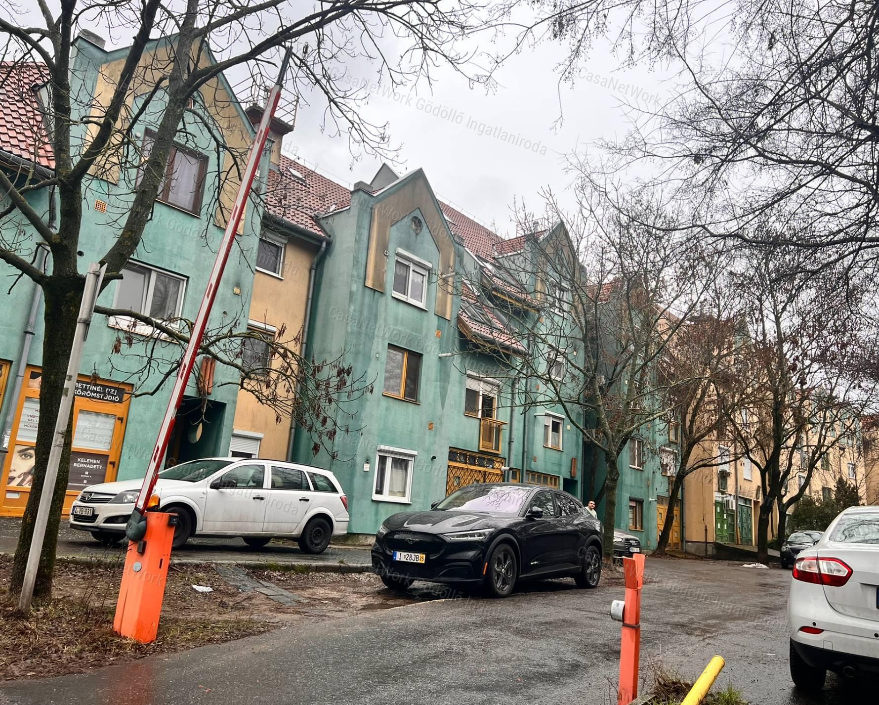 IRODA / SZALON / RENDELŐ felszíni parkolóval