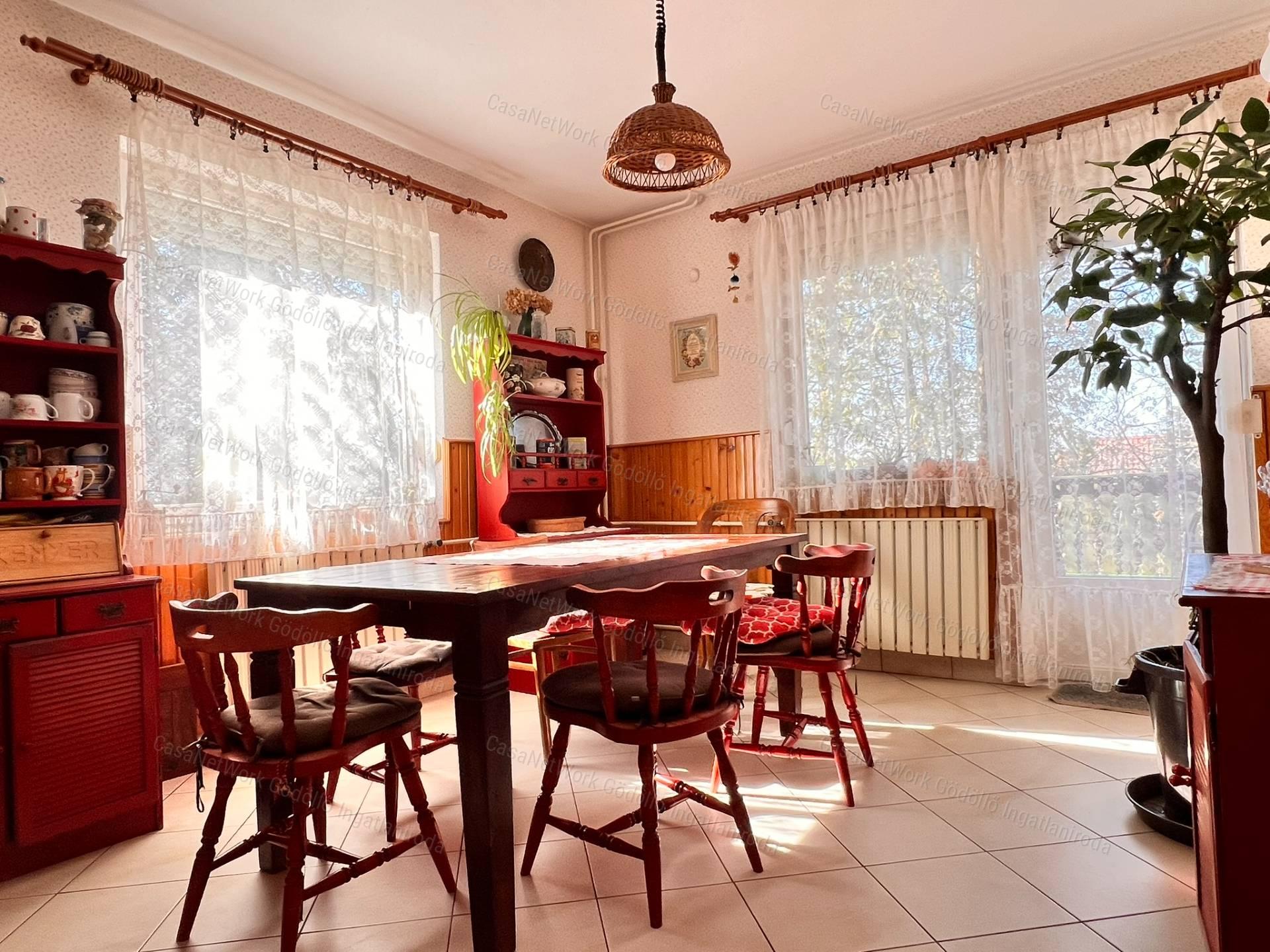 Tágas, nyugodt otthon egy családnak