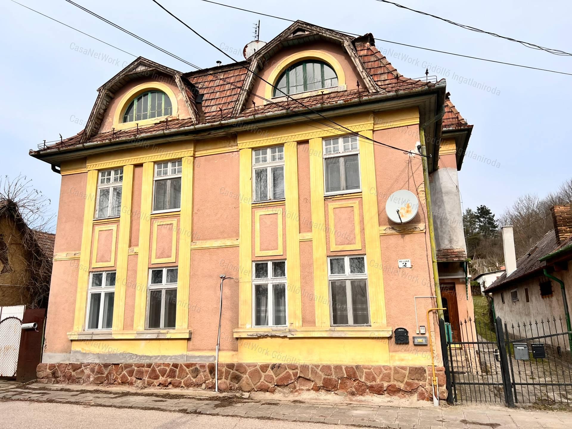 TÜNEMÉNYES LAKÁS saját kertrésszel