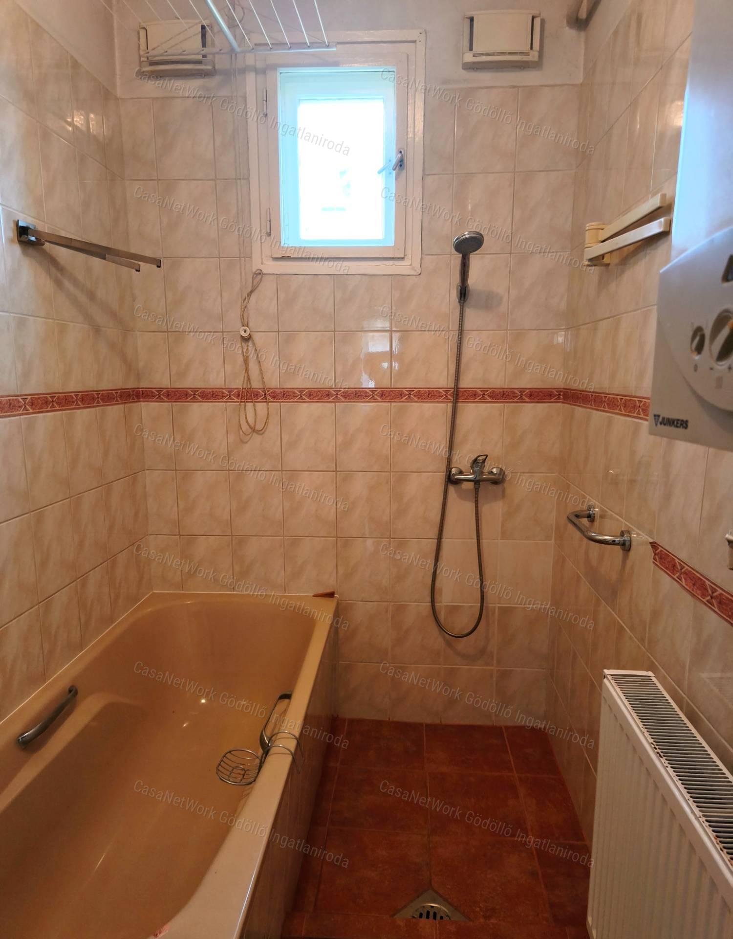 Élhető családi ház csendes kerttel