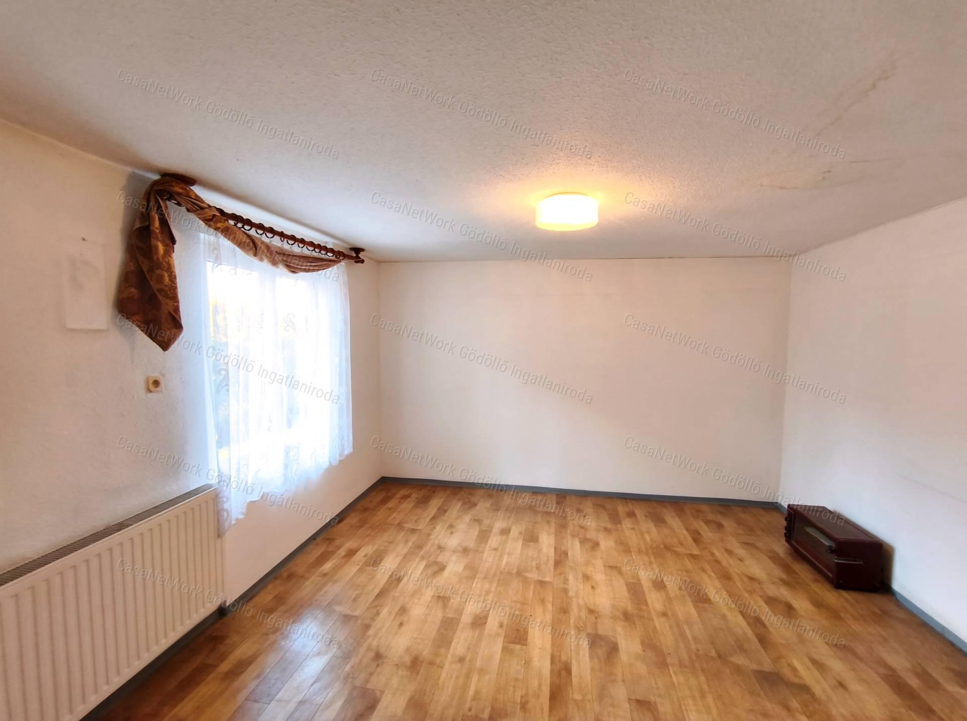 Élhető családi ház csendes kerttel