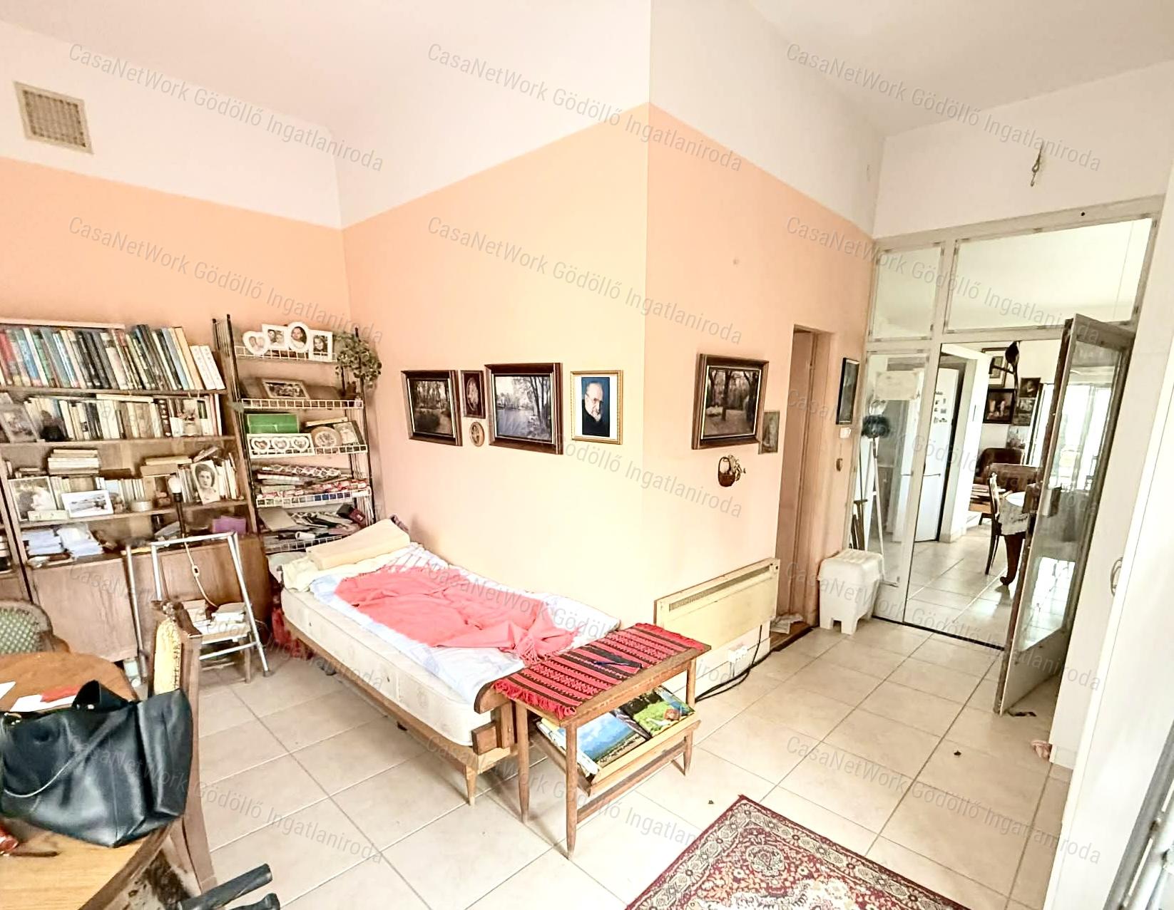 Különös hangulatú, Galériás otthon, ősfás telken