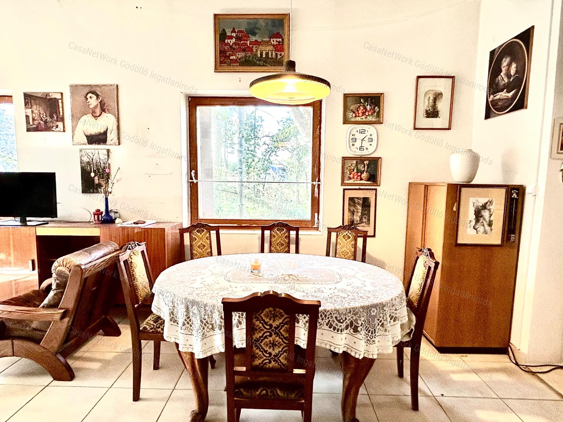 Különös hangulatú, Galériás otthon, ősfás telken