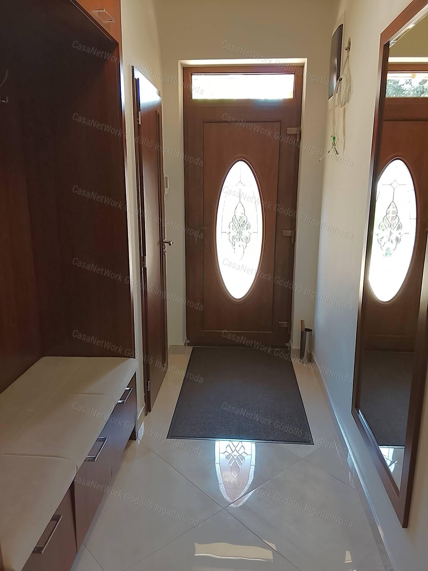 Újszerű külső, patinás belső