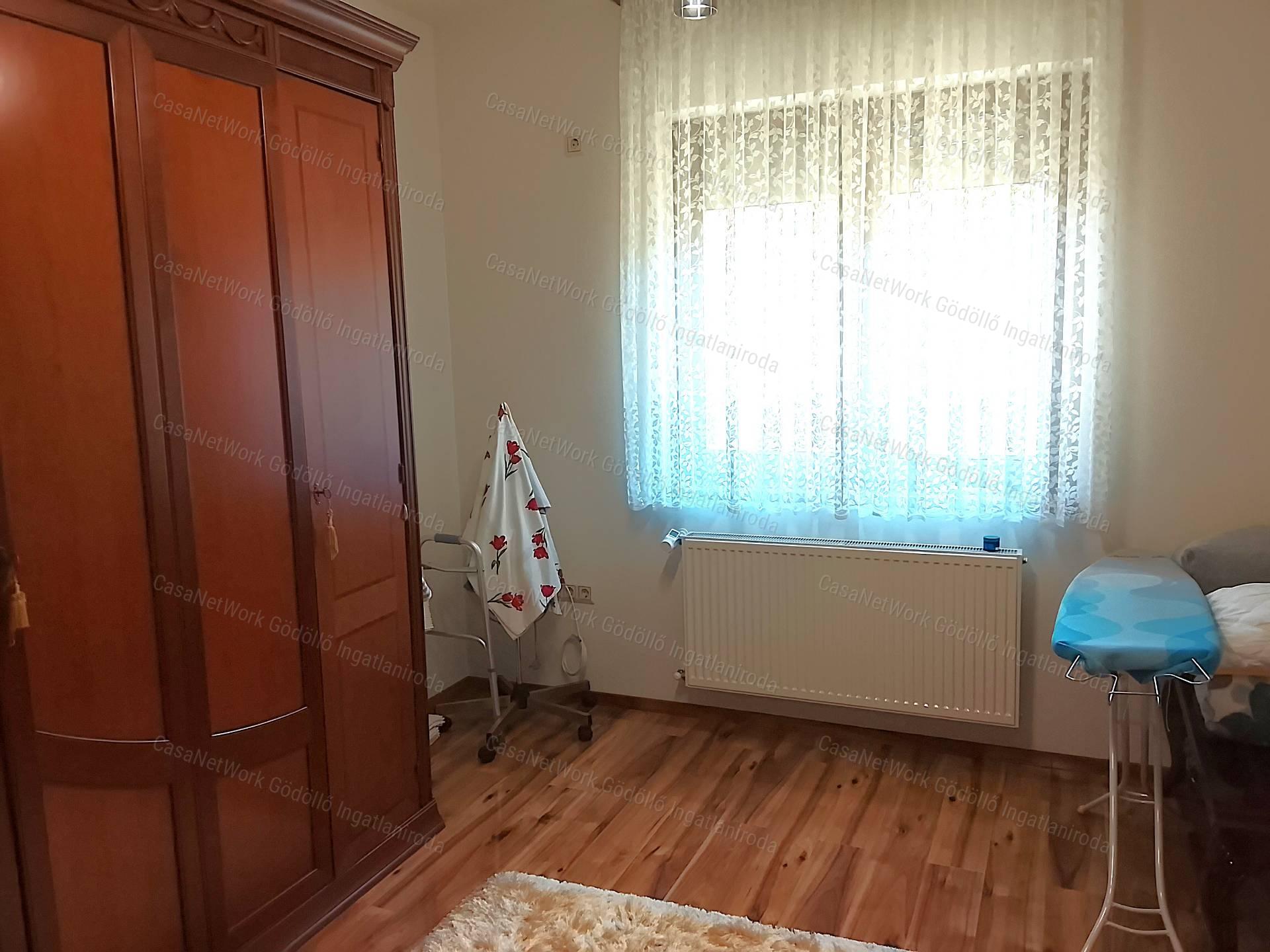 Újszerű külső, patinás belső