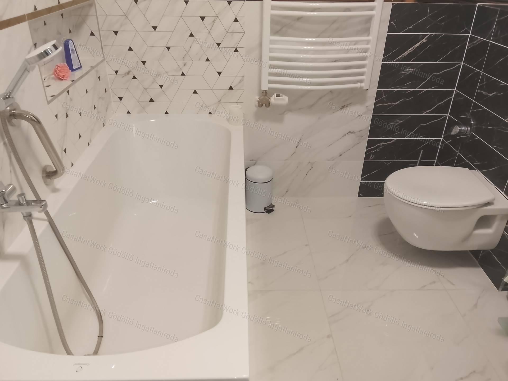 Újszerű külső, patinás belső