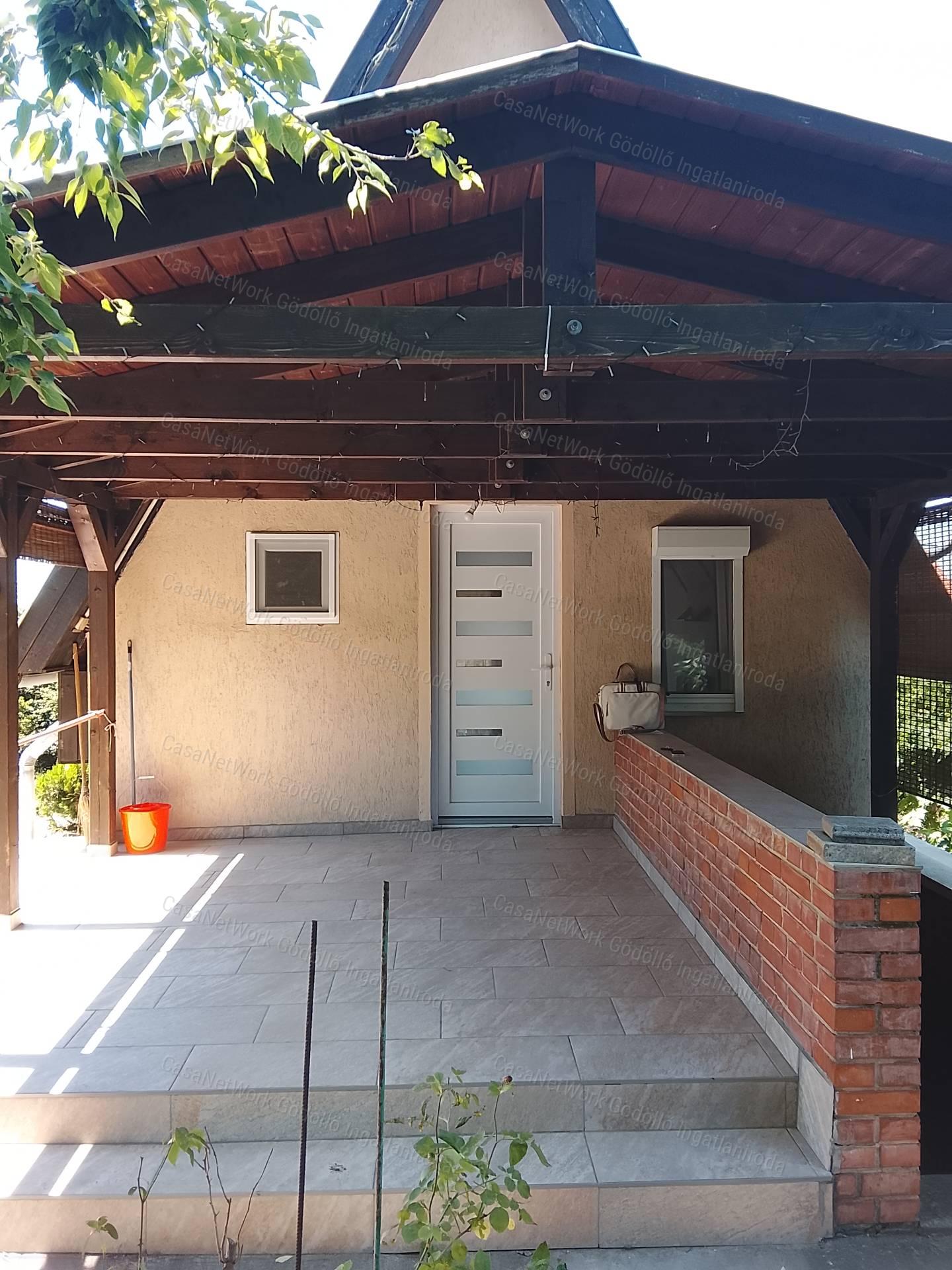 Panorámás hétvégi ház lakóövezetben