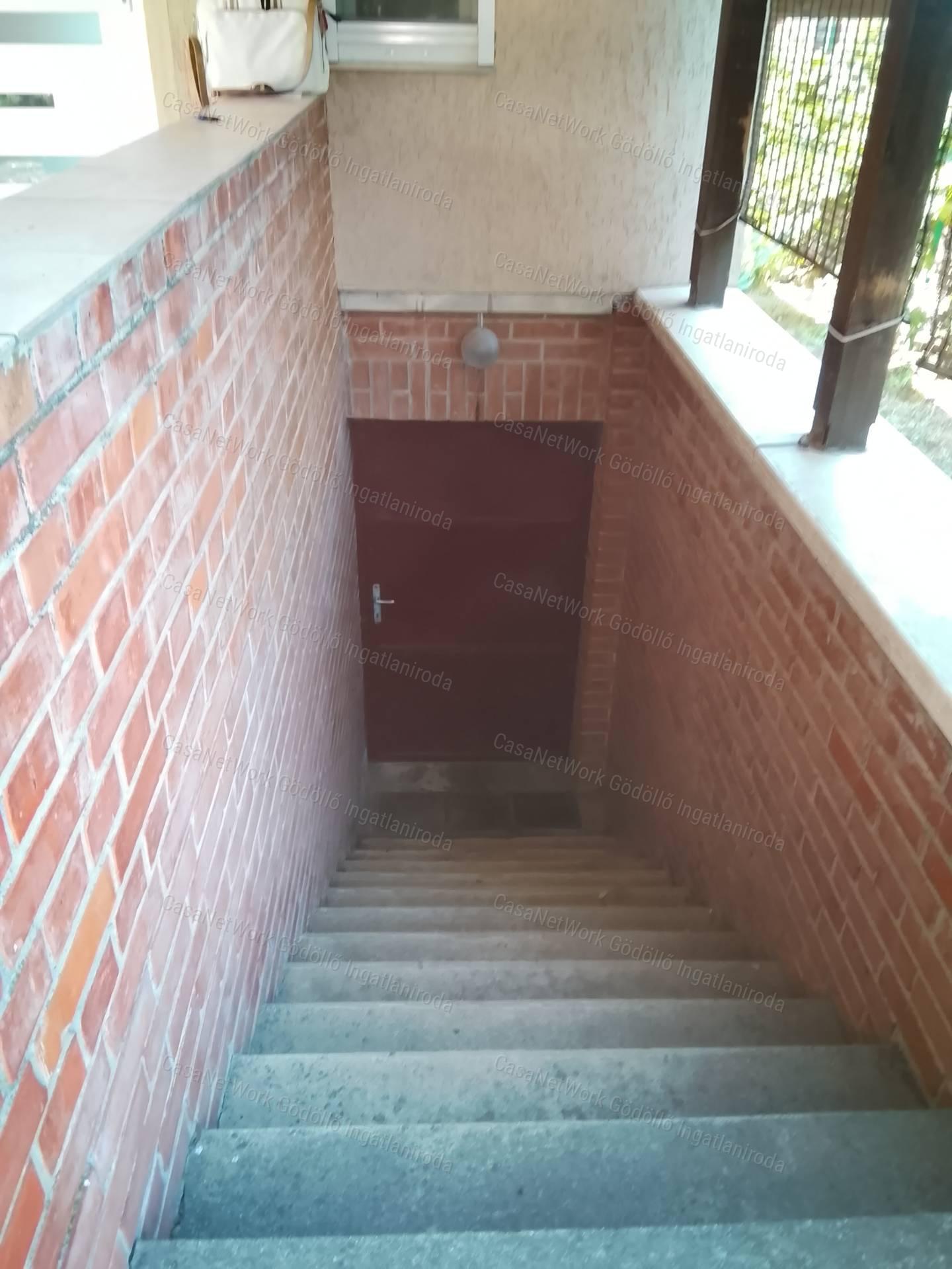 Panorámás hétvégi ház lakóövezetben