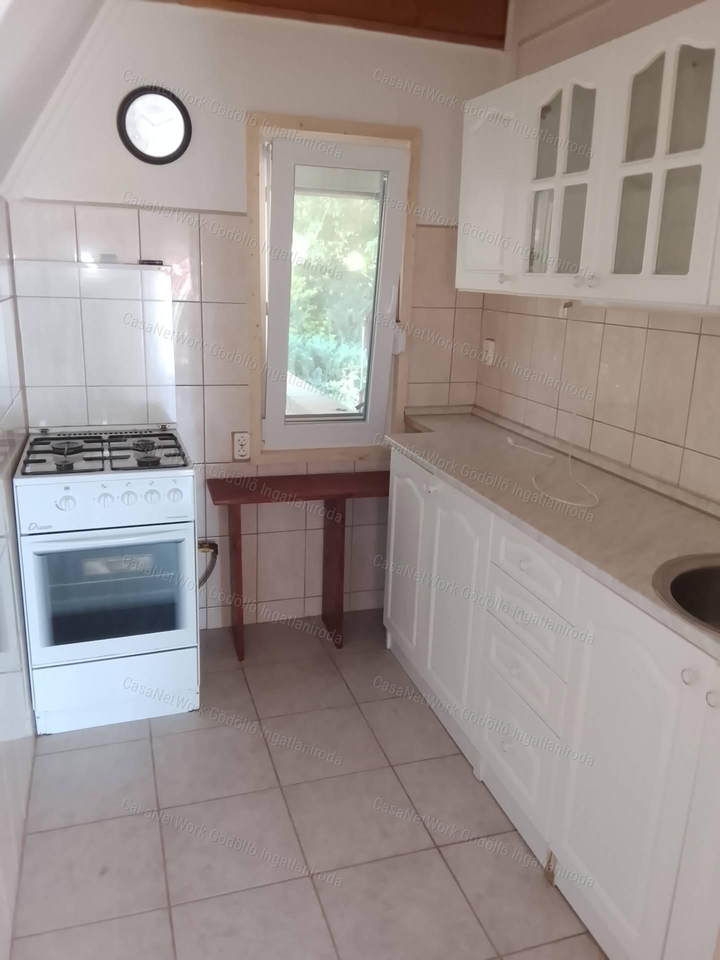 Panorámás hétvégi ház lakóövezetben