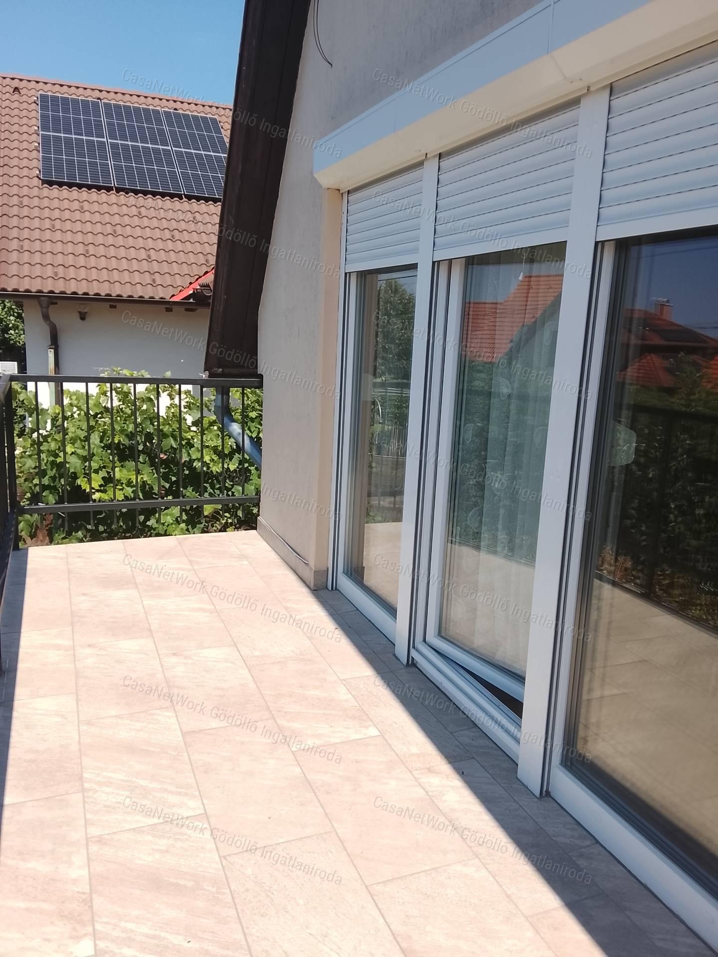 Panorámás hétvégi ház lakóövezetben