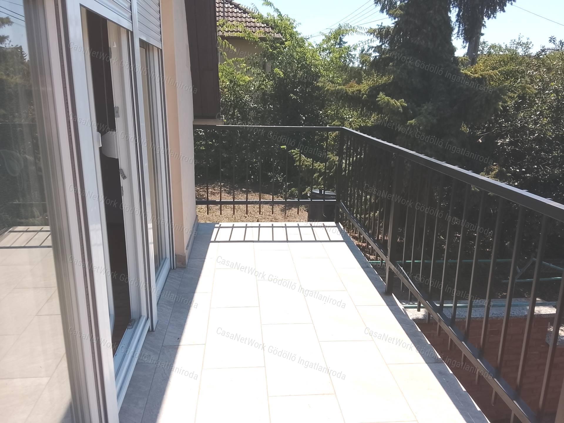 Panorámás hétvégi ház lakóövezetben