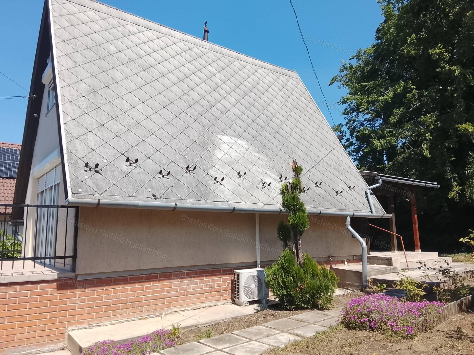 Panorámás hétvégi ház lakóövezetben
