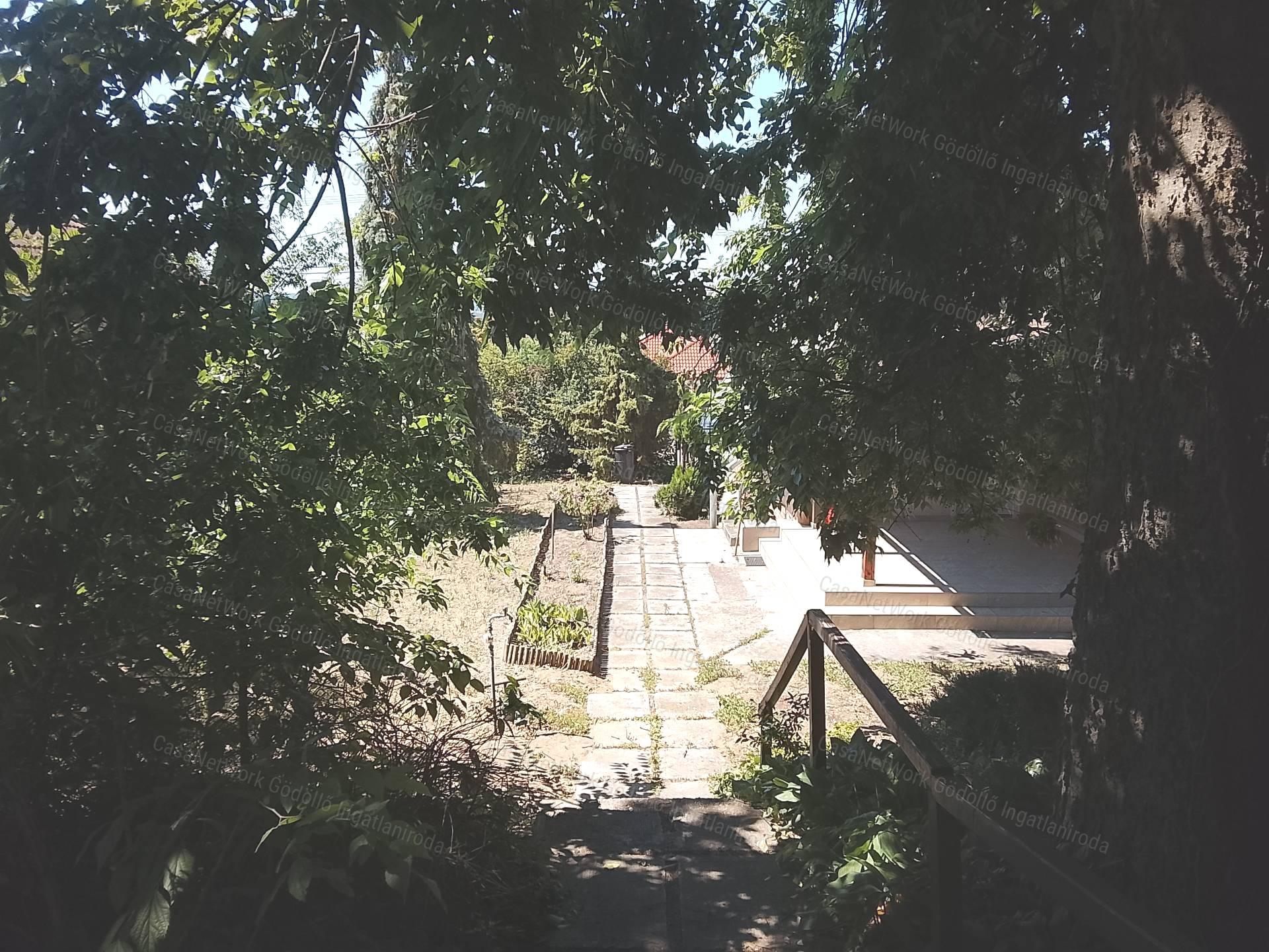 Panorámás telek hétvégi házzal lakóövezetben