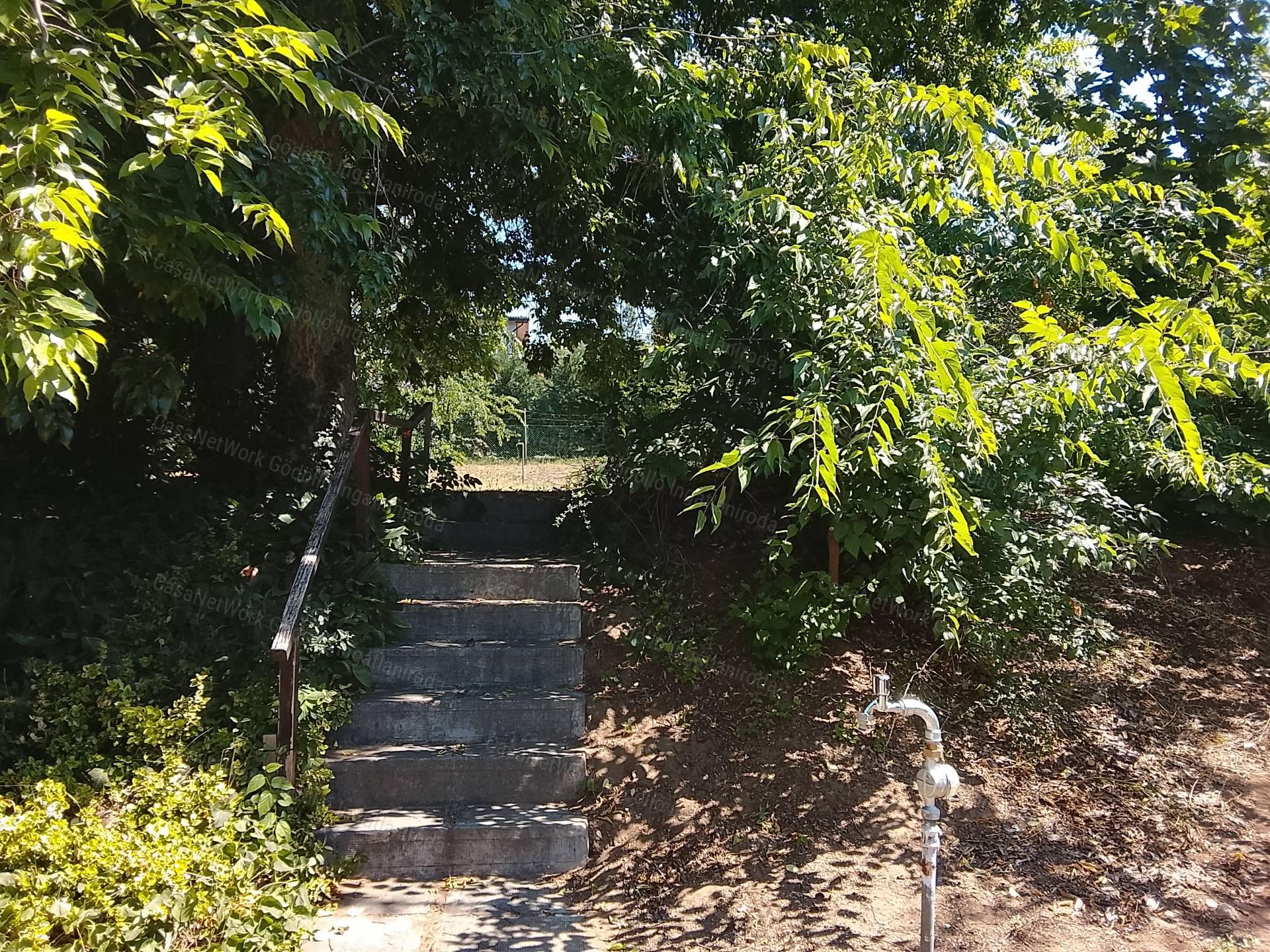 Panorámás telek hétvégi házzal lakóövezetben