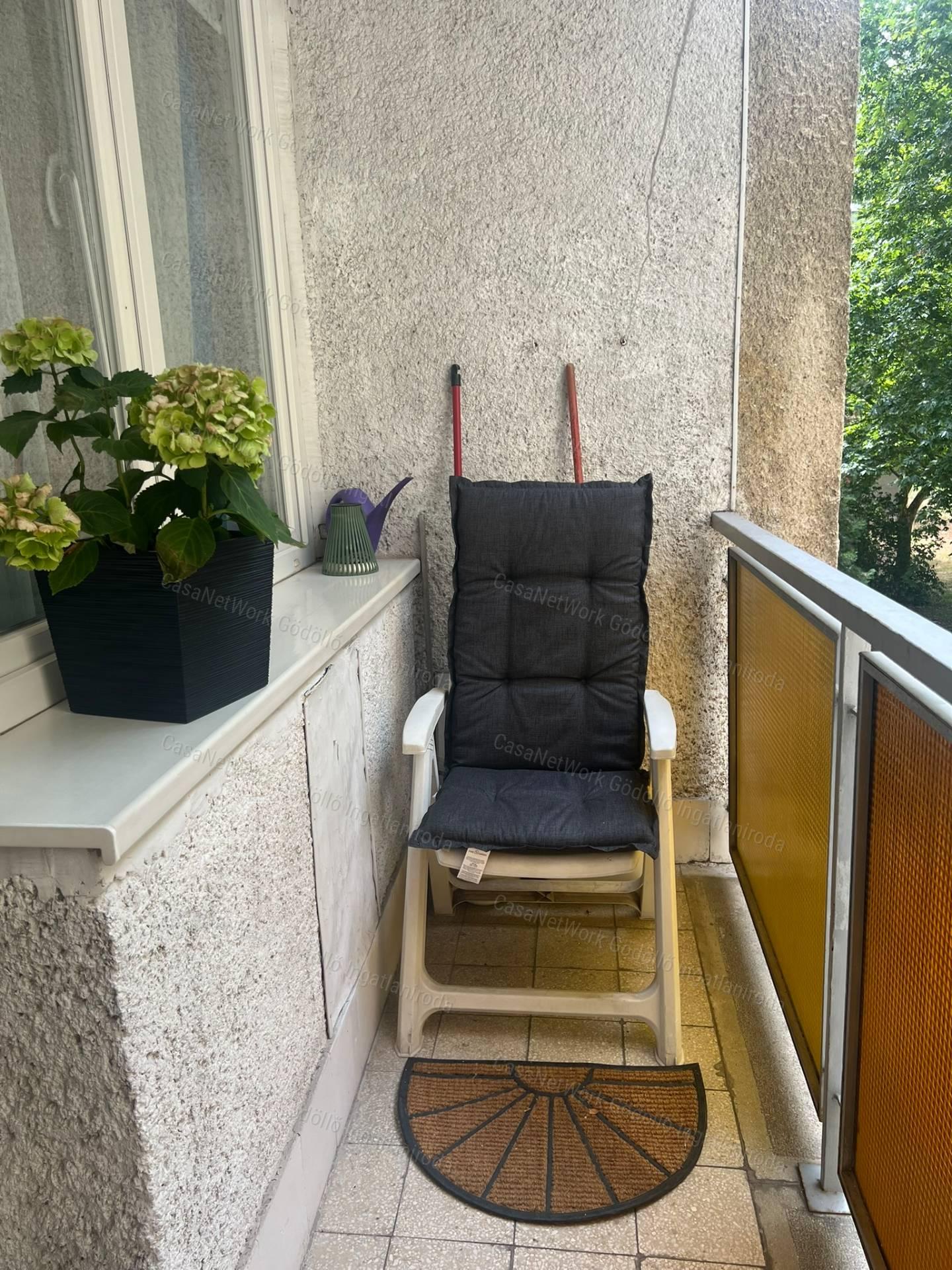 Patakpartra néző, erkélyes lakás