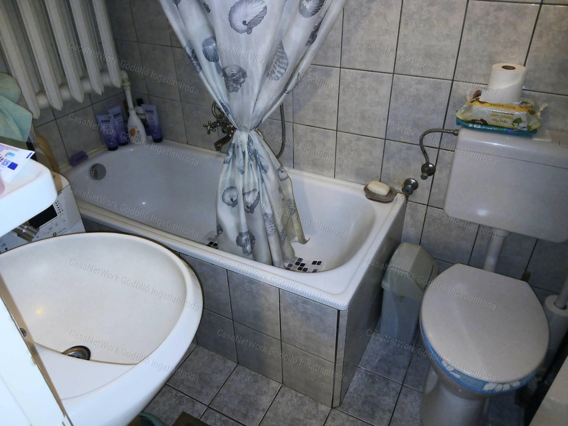 Hangulatos kis ház mesés kerttel