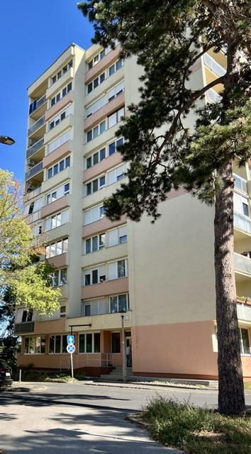 Erkélyes lakás, szigetelt házban