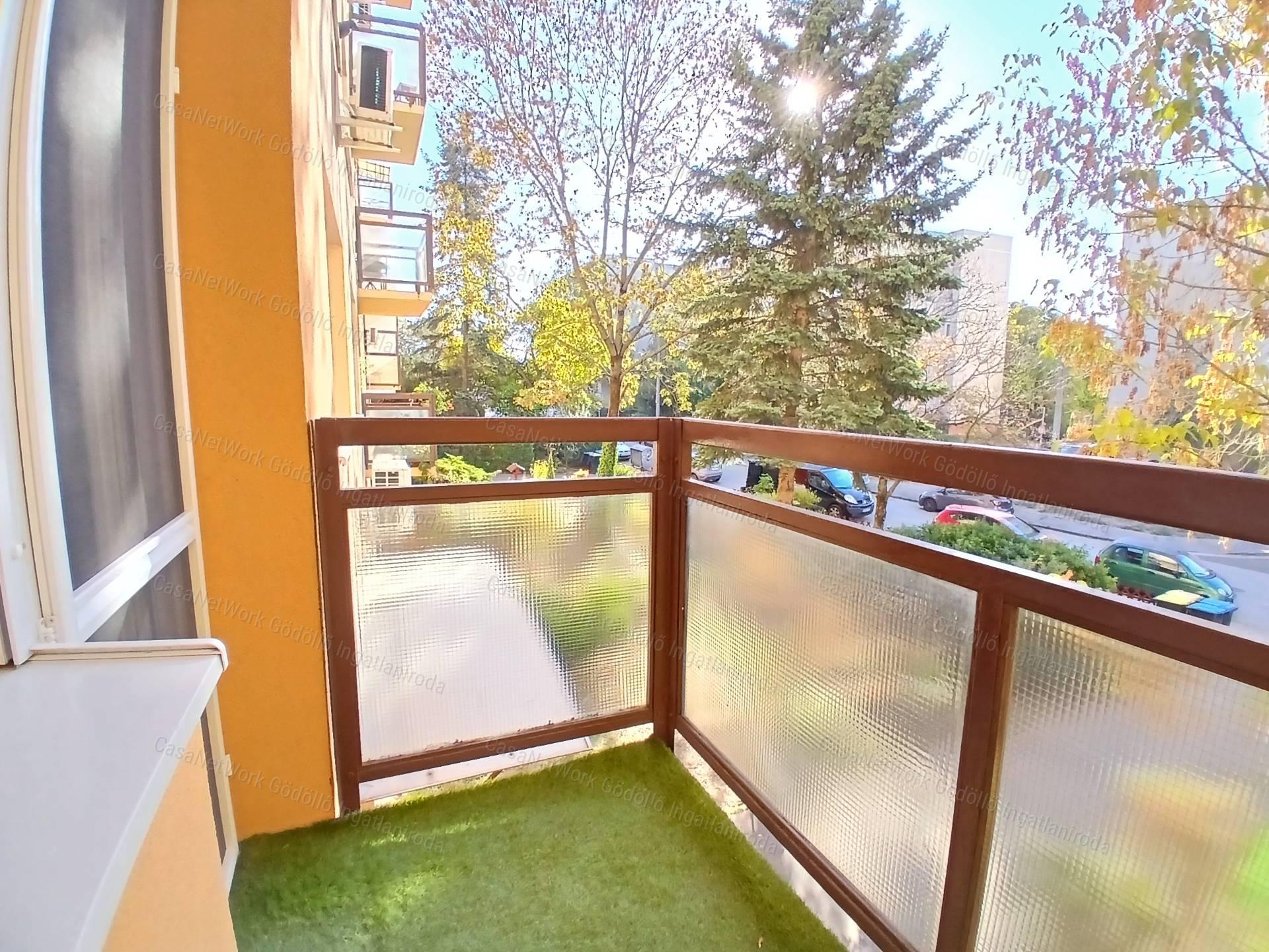 Kiadó felújított, erkélyes lakás Rákoskeresztúron