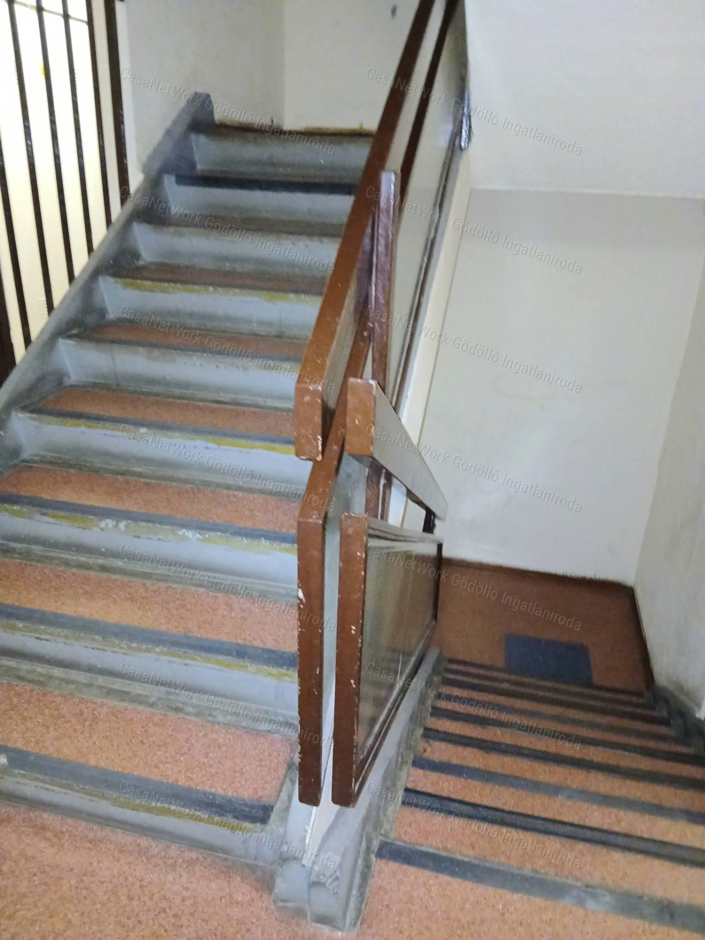 Kiadó felújított, erkélyes lakás Rákoskeresztúron