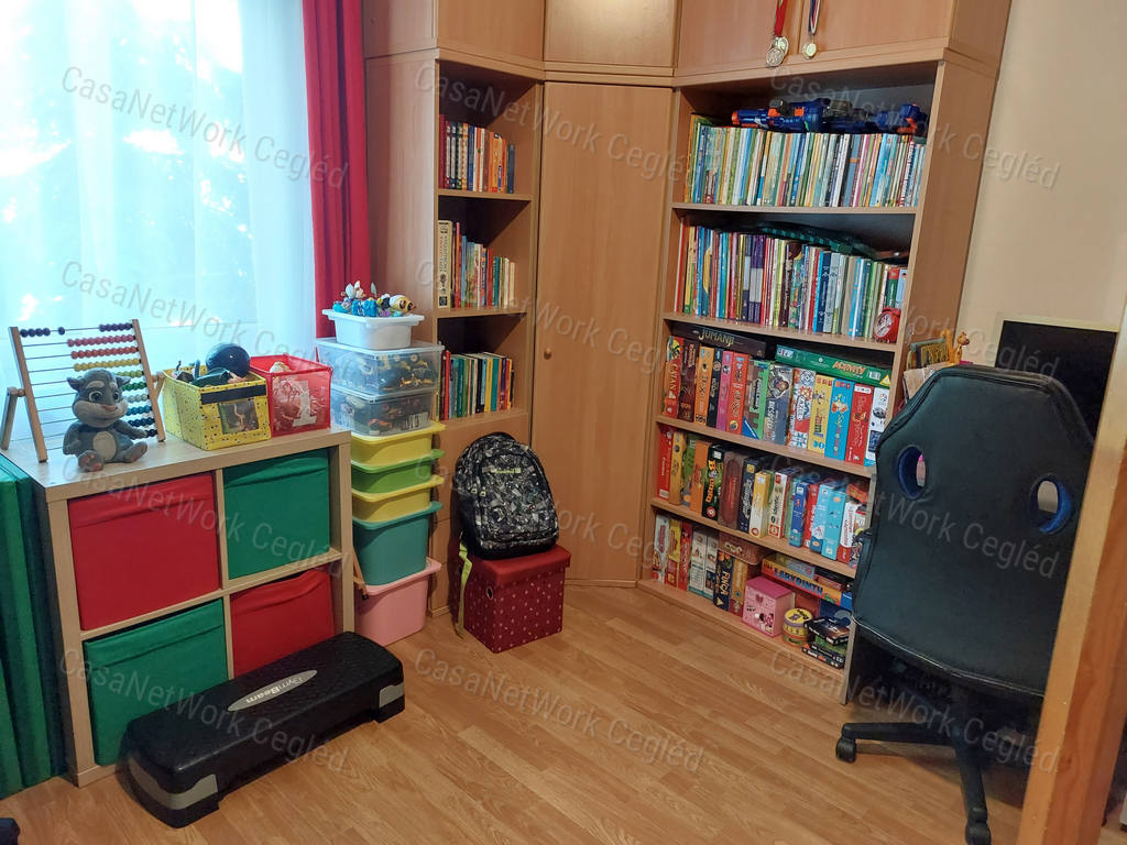 FELSŐPAKONY. ELADÓ 90 m2 IKERHÁZFÉL.