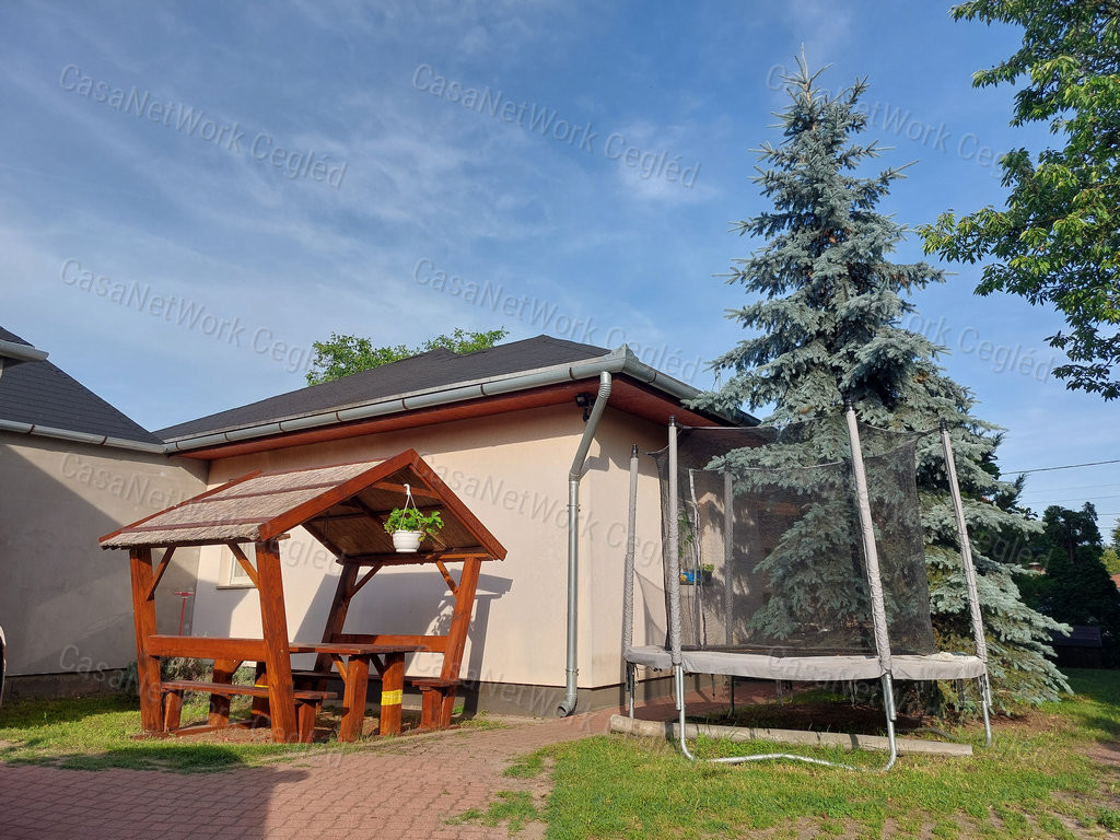 FELSŐPAKONY. ELADÓ 90 m2 IKERHÁZFÉL.