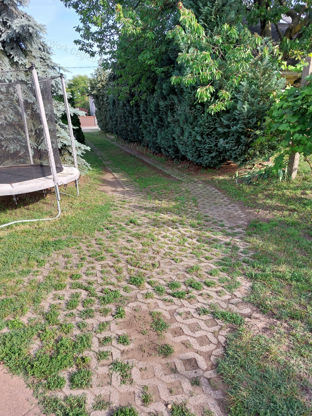 FELSŐPAKONY. ELADÓ 90 m2 IKERHÁZFÉL.