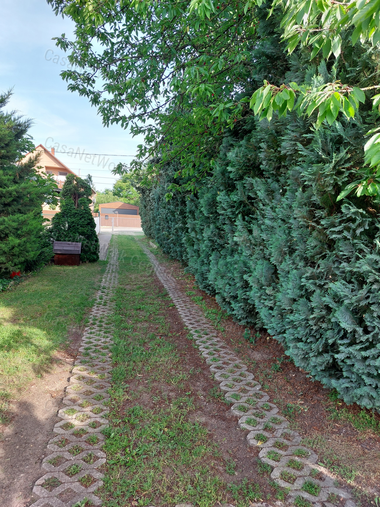 FELSŐPAKONY. ELADÓ 90 m2 IKERHÁZFÉL.