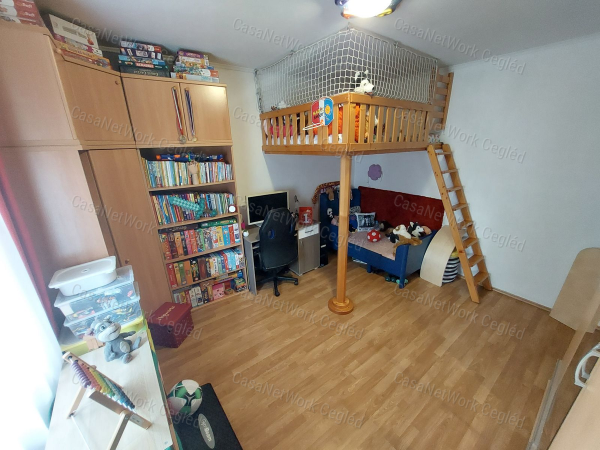 FELSŐPAKONY. ELADÓ 90 m2 IKERHÁZFÉL.