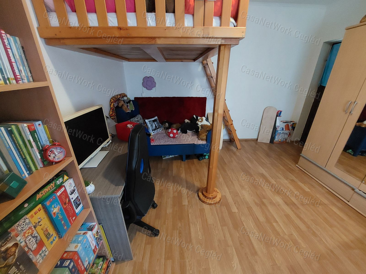 FELSŐPAKONY. ELADÓ 90 m2 IKERHÁZFÉL.