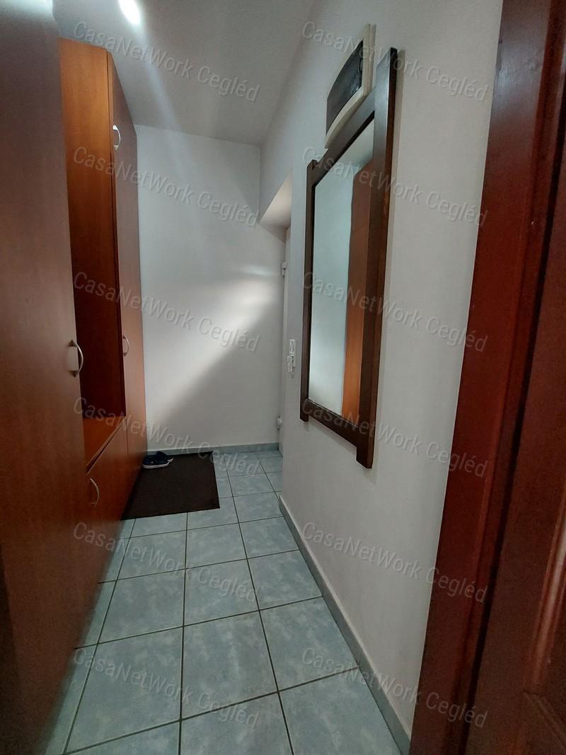 FELSŐPAKONY. ELADÓ 90 m2 IKERHÁZFÉL.