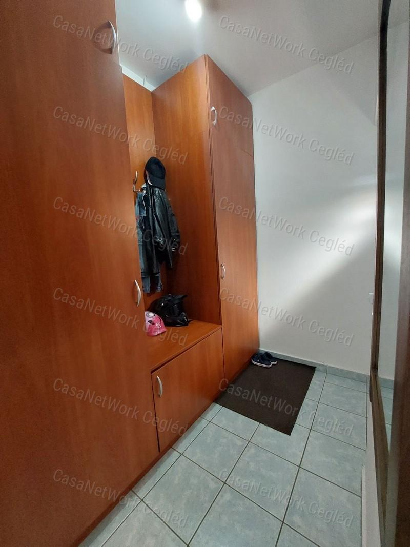 FELSŐPAKONY. ELADÓ 90 m2 IKERHÁZFÉL.